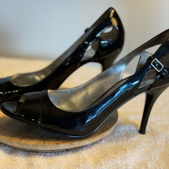 Classic GUESS Black Patent Leather, Peep Toe, Mid Heel Pump Size 8 great shape. - Picture 7 of 10